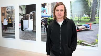Lars Eidinger in den Räumen seiner Ausstellung