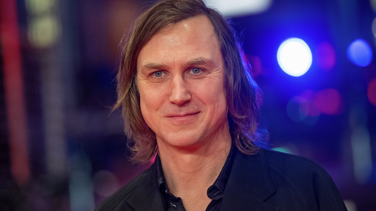 Lars Eidinger schaut in die Kamera 