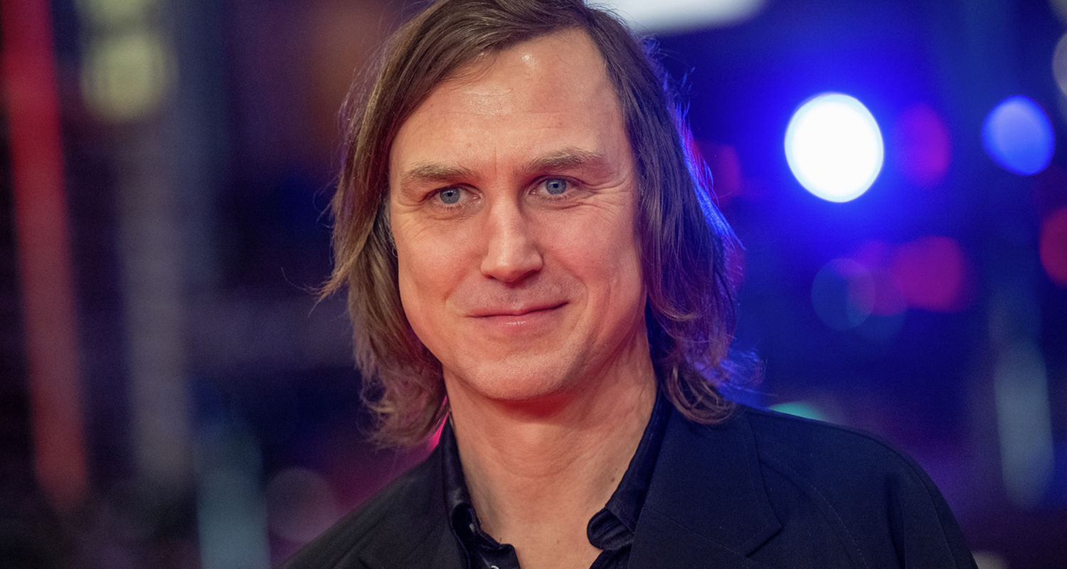 Lars Eidinger schaut in die Kamera 