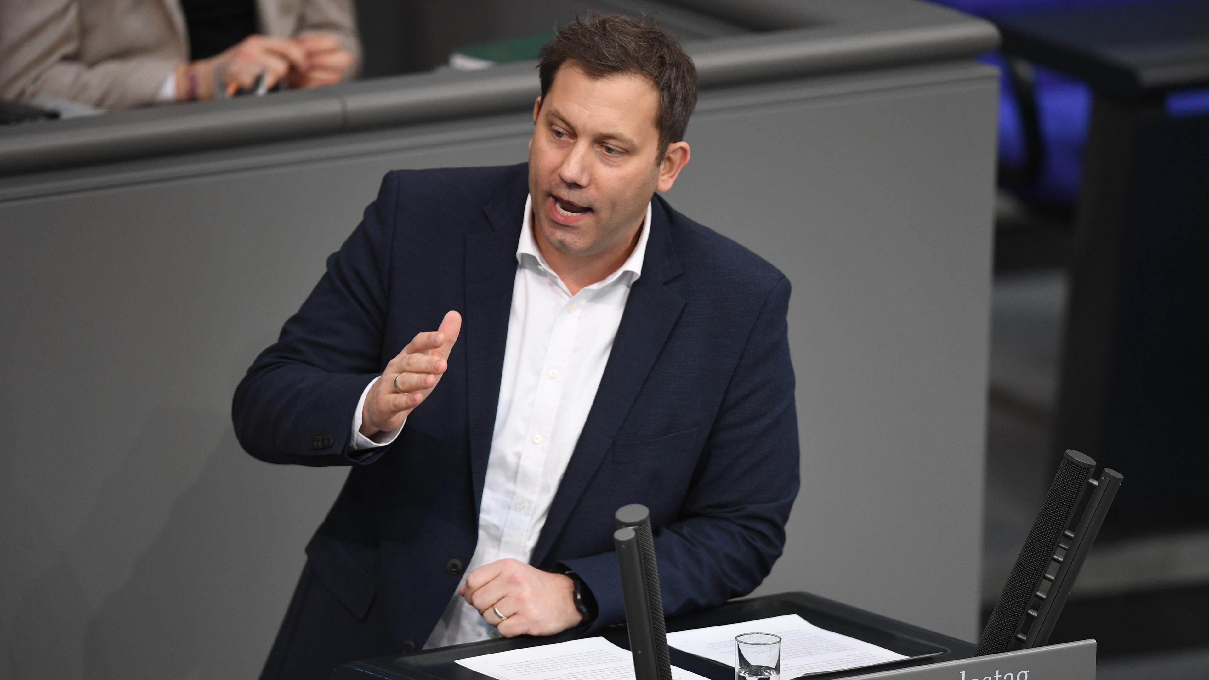 Lars Klingbei lredet bei der Aktuellen Stunde im Bundestag zum Thema "Wehrhafte Demokratie - gegen Demokratiefeinde und Vertreibungspläne" am 18.01.2024.