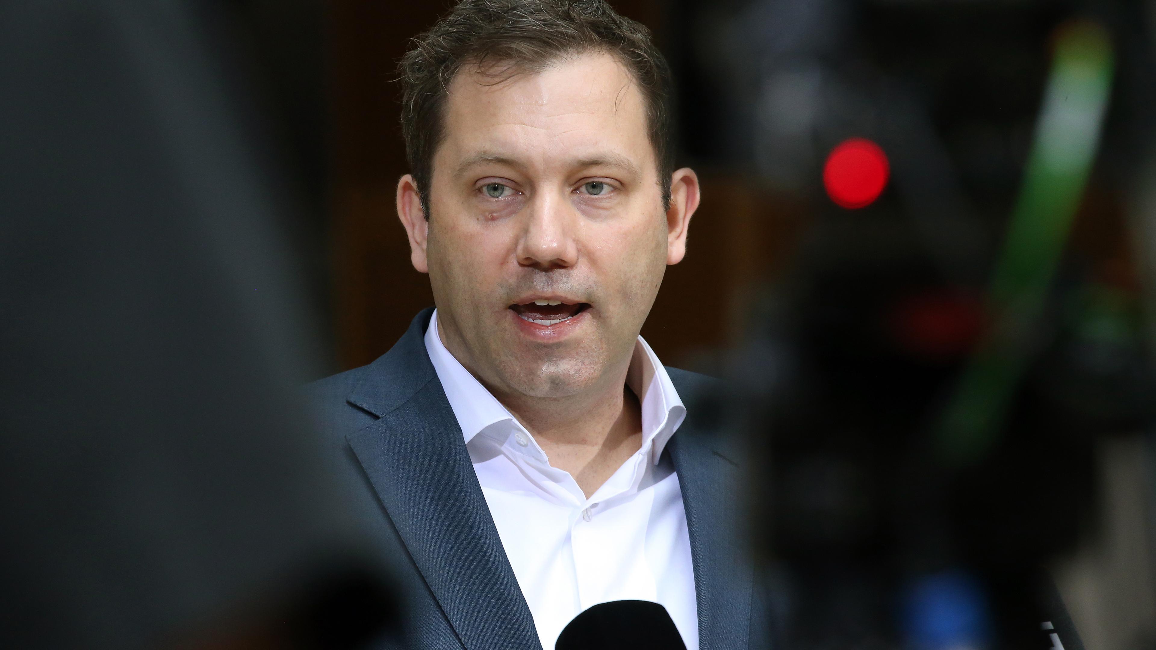 SPD-Chef Lars Klingbeil während eines Statements in der Parteizentrale in Berlin. 