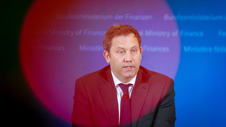 15.05.2025, Berlin: Lars Klingbeil (SPD), Bundesminister der Finanzen, Vizekanzler und SPD-Bundesvorsitzender, gibt eine Pressekonferenz in seinem Ministerium zur Prognose der Steuerschätzer.