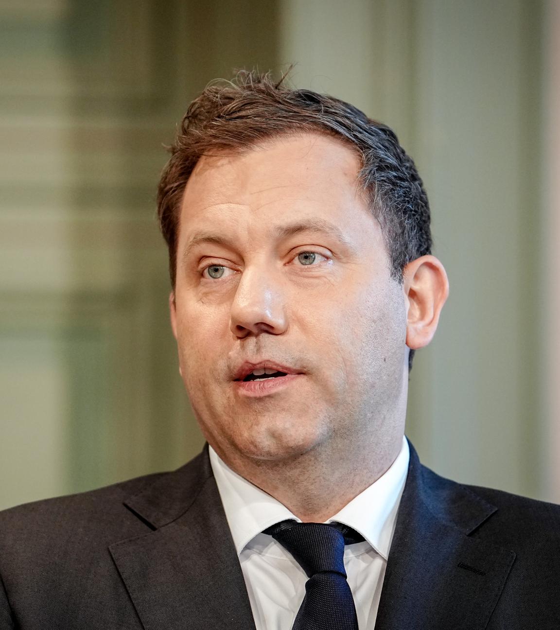 Bundesfinanzminister Lars Klingbeil spricht bei einer Pressekonfereny in Genshagen, Brandenburg.