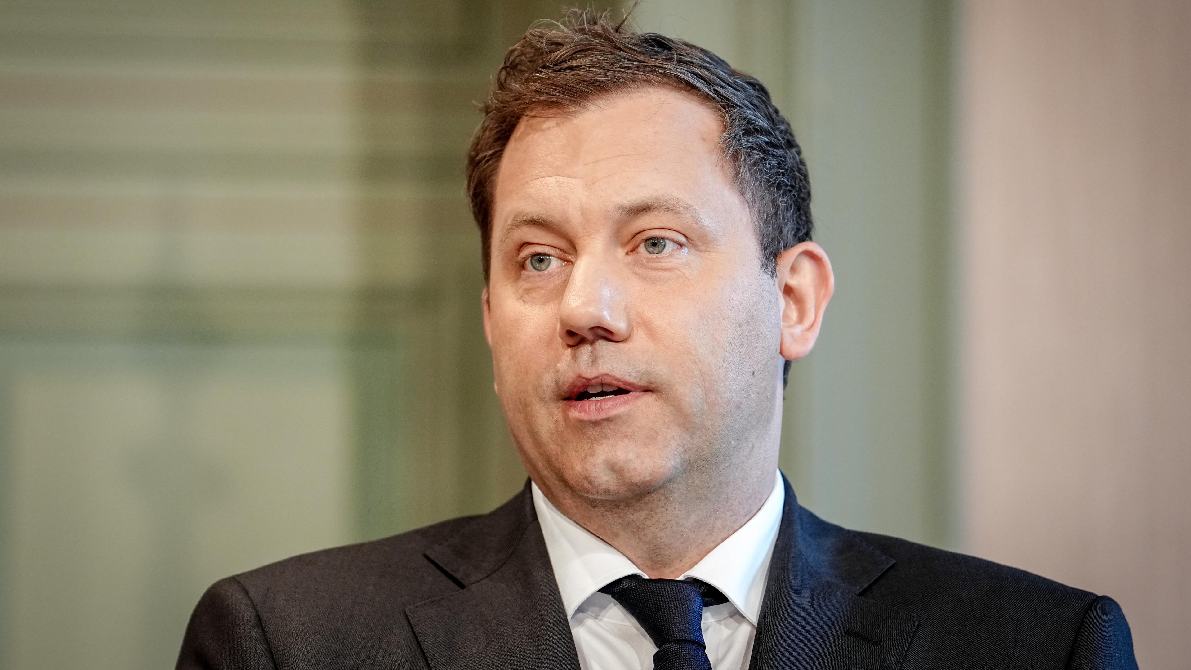 Bundesfinanzminister Lars Klingbeil spricht bei einer Pressekonfereny in Genshagen, Brandenburg.