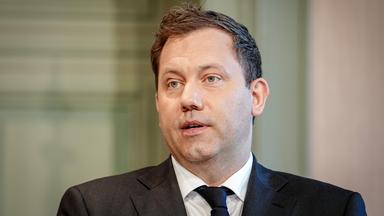 Bundesfinanzminister Lars Klingbeil spricht bei einer Pressekonfereny in Genshagen, Brandenburg.