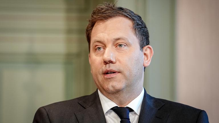 Bundesfinanzminister Lars Klingbeil spricht bei einer Pressekonfereny in Genshagen, Brandenburg.