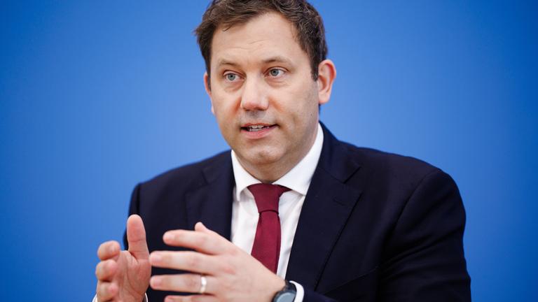 Bundesfinanzminister Lars Klingbeil gestikuliert während einer Pressekonferenz zur Vorstellung des Entwurfs für den Bundeshaushalt 2026.