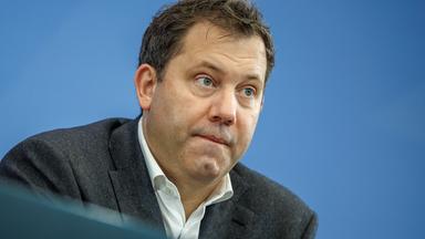 Lars Klingbeil (SPD), Bundesfinanzminister, spricht bei einer Pressekonferenz zu den Ergebnissen des Koalitionsausschusses am 11.12.2025 in Berlin.