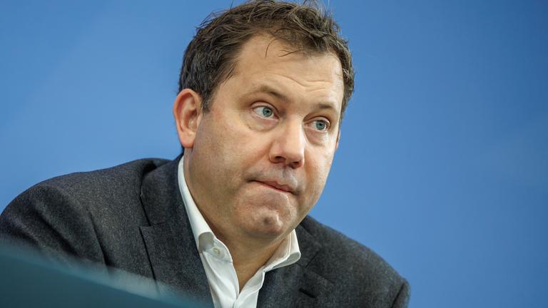 Lars Klingbeil (SPD), Bundesfinanzminister, spricht bei einer Pressekonferenz zu den Ergebnissen des Koalitionsausschusses am 11.12.2025 in Berlin.