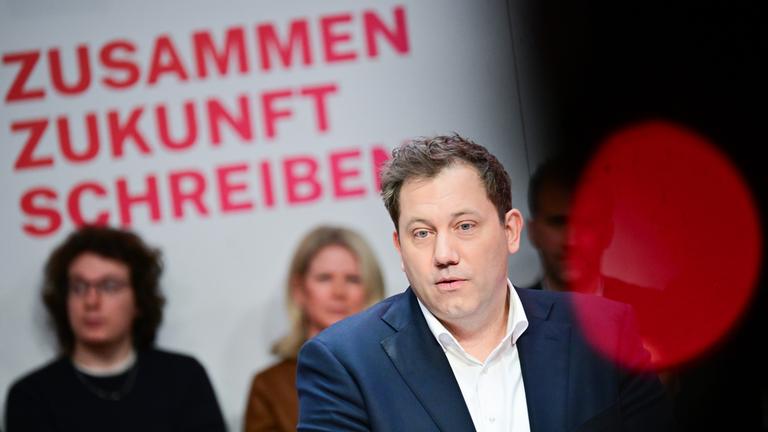 Lars Klingbeil, Vorsitzender der SPD, spricht am 07.02.2026 während der Jahresauftaktklausur des SPD-Parteivorstands unter dem Motto "Zusammen Zukunft Schreiben" im Willy-Brandt-Haus in Berlin. 