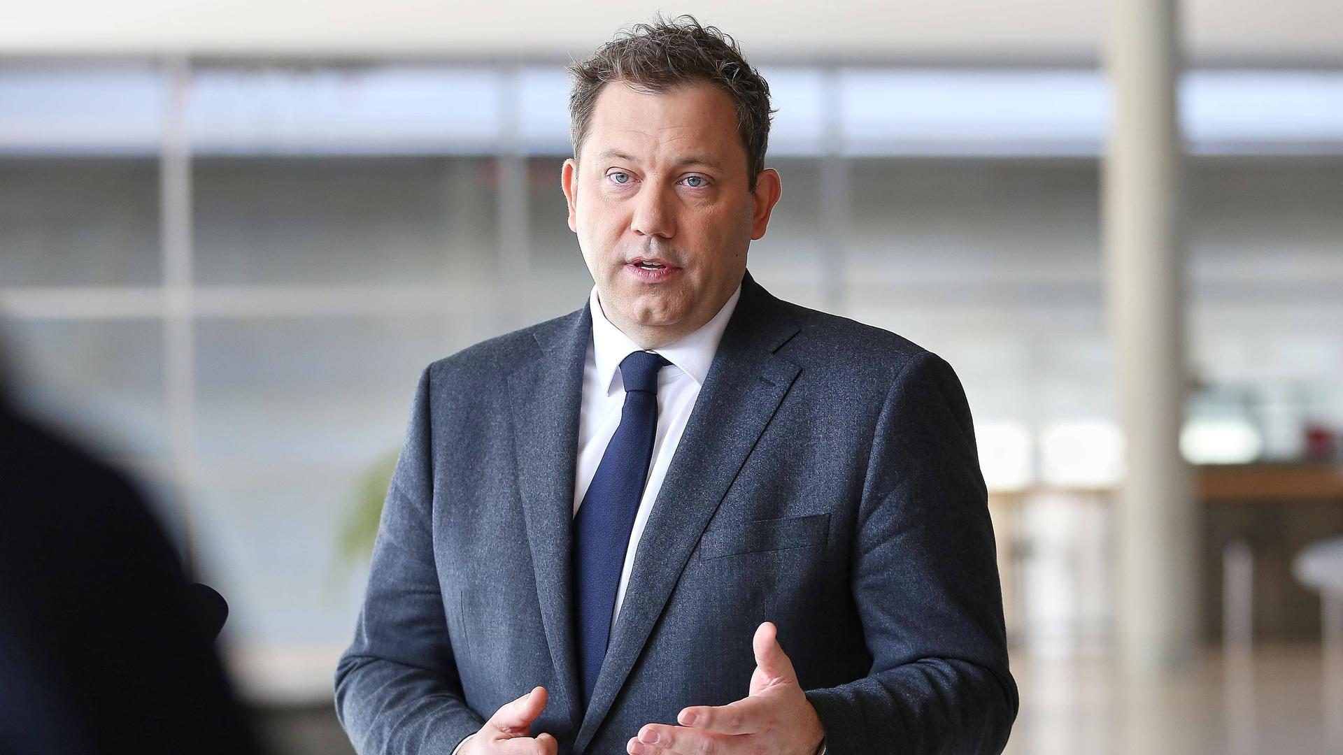 SPD-Chef und Bundesfinanzminister Lars Klingbeil (SPD) bei einem Statement im Deutschen Bundestag am 27.03.2026. 