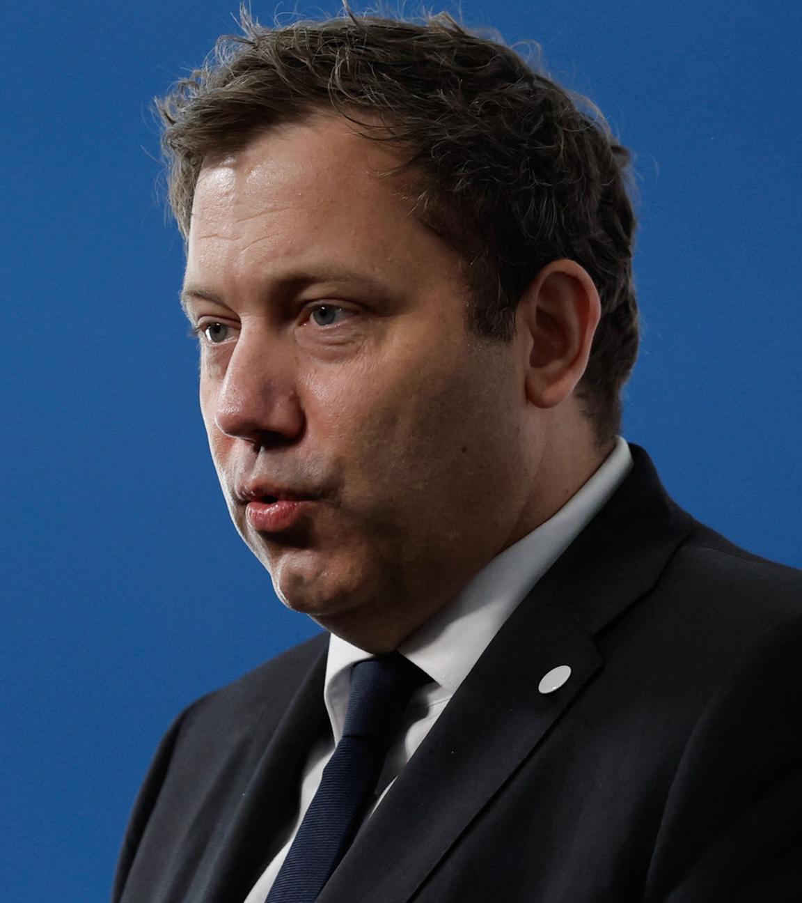 Lars Klingbeil sprich während einer Pressekonferenz am 18.04.2026 in Barcelona.