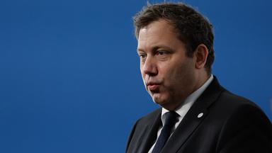 Lars Klingbeil sprich während einer Pressekonferenz am 18.04.2026 in Barcelona.