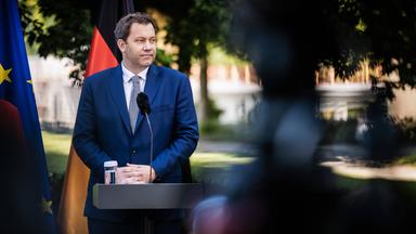 Vizekanzler und Bundesminister für Finanzen, Lars Klingbeil, während der Pressekonferenz des Koalitionsausschusses am 02.07.2026 in Berlin. 