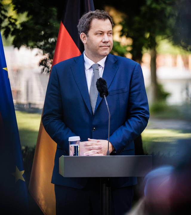 Vizekanzler und Bundesminister für Finanzen, Lars Klingbeil, während der Pressekonferenz des Koalitionsausschusses am 02.07.2026 in Berlin. 