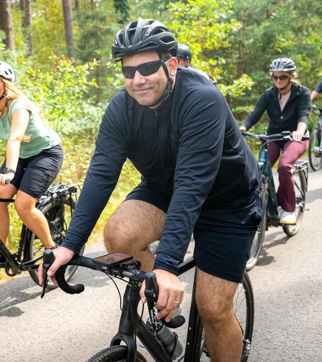 Lars Klingbeil (SPD), Bundesminister der Finanzen, Vizekanzler und SPD-Bundesvorsitzender, bei einer Radtour durch seinen Wahlkreis bei Scheeßel.