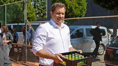  Lars Klingbeil (SPD), Bundesminister der Finanzen, Vizekanzler und SPD-Bundesvorsitzender, kommt zu einem Besuch beim Sportverein Füchse Berlin und bringt Getränke mit