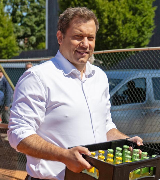  Lars Klingbeil (SPD), Bundesminister der Finanzen, Vizekanzler und SPD-Bundesvorsitzender, kommt zu einem Besuch beim Sportverein Füchse Berlin und bringt Getränke mit