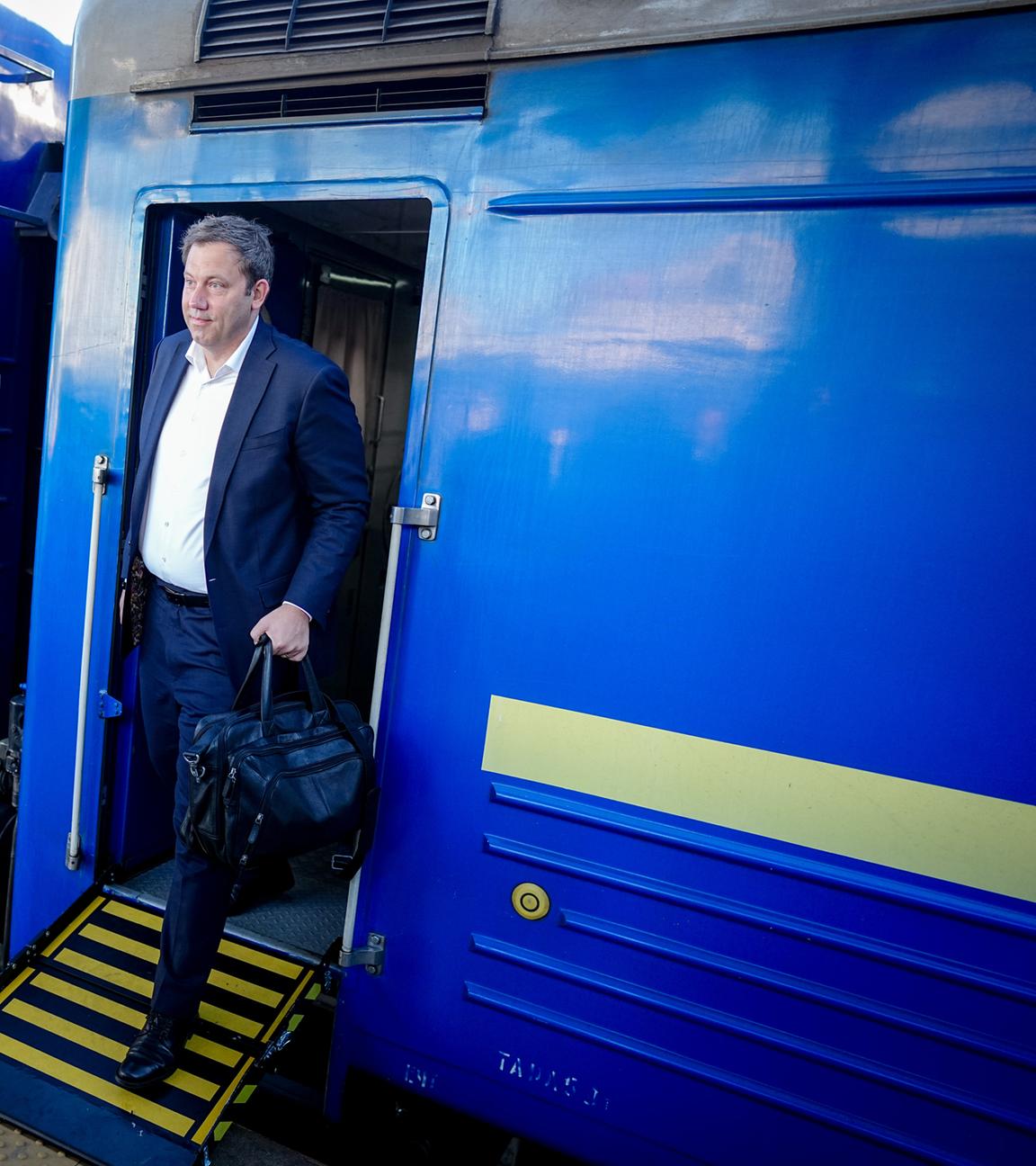 25.08.2025, Ukraine, Kiew: Lars Klingbeil (SPD), Bundesminister der Finanzen, Vizekanzler und SPD-Bundesvorsitzender, kommt am Morgen mit dem Sonderzug auf dem Bahnhof ukrainischen Hauptstadt an. 
