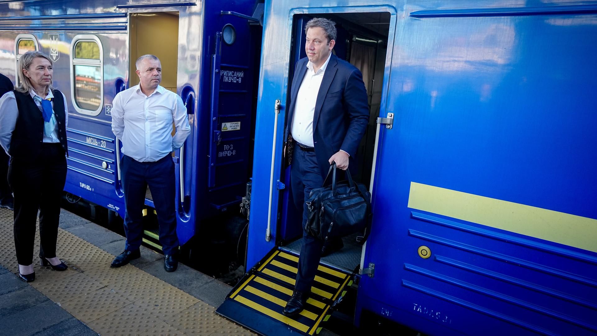 25.08.2025, Ukraine, Kiew: Lars Klingbeil (SPD), Bundesminister der Finanzen, Vizekanzler und SPD-Bundesvorsitzender, kommt am Morgen mit dem Sonderzug auf dem Bahnhof ukrainischen Hauptstadt an. 