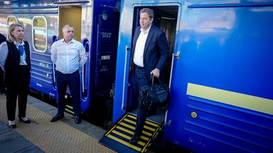 25.08.2025, Ukraine, Kiew: Lars Klingbeil (SPD), Bundesminister der Finanzen, Vizekanzler und SPD-Bundesvorsitzender, kommt am Morgen mit dem Sonderzug auf dem Bahnhof ukrainischen Hauptstadt an. 