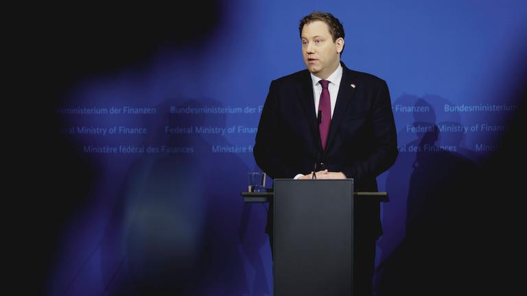 Lars Klingbeil, Bundesminister der Finanzen, aufgenommen im Rahmen eines Pressestatements am Rande des Economic Dialogue und des Treffens mit seinem franzoesischem Amtskollegen (nicht im Bild) in Berlin.