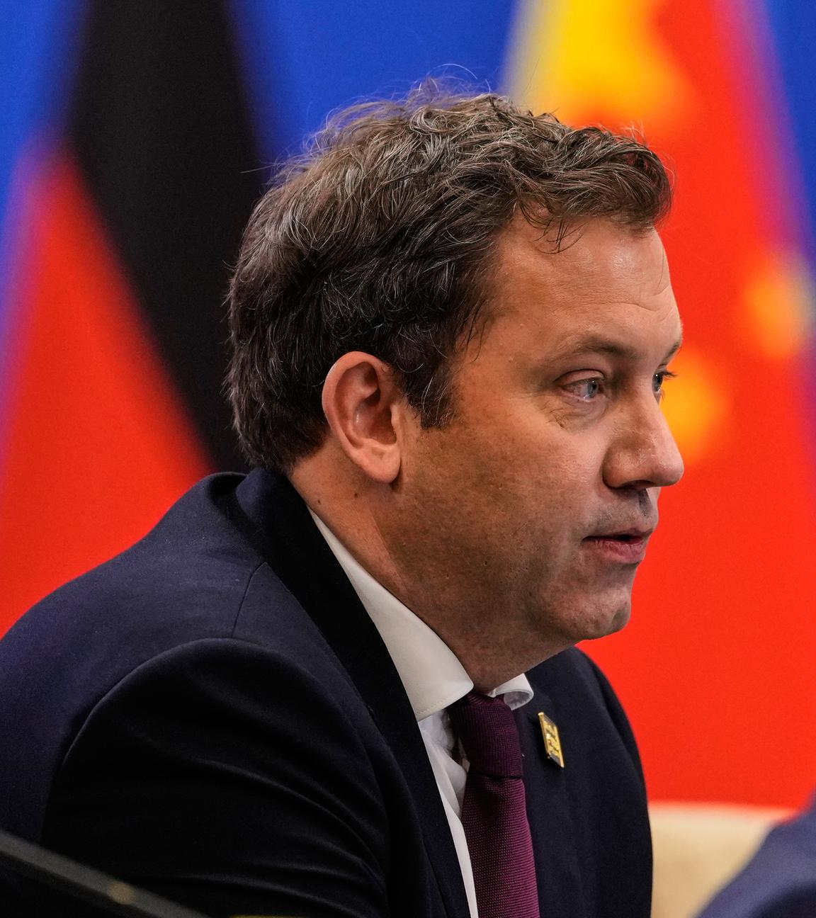 Lars Klingbeil, Bundesminister der Finanzen, spricht in Anwesenheit seiner Delegation beim deutsch-chinesischen Financial Roundtable im Staatsgästehaus Diaoyutai, Peking, am 17.11.2025. 