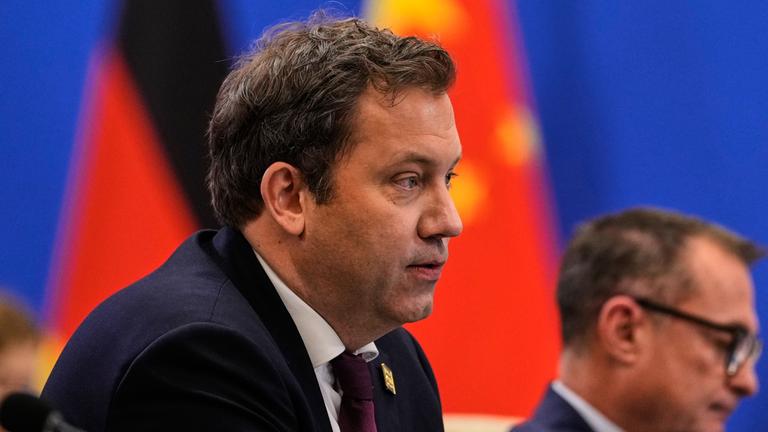 Lars Klingbeil, Bundesminister der Finanzen, spricht in Anwesenheit seiner Delegation beim deutsch-chinesischen Financial Roundtable im Staatsgästehaus Diaoyutai, Peking, am 17.11.2025. 