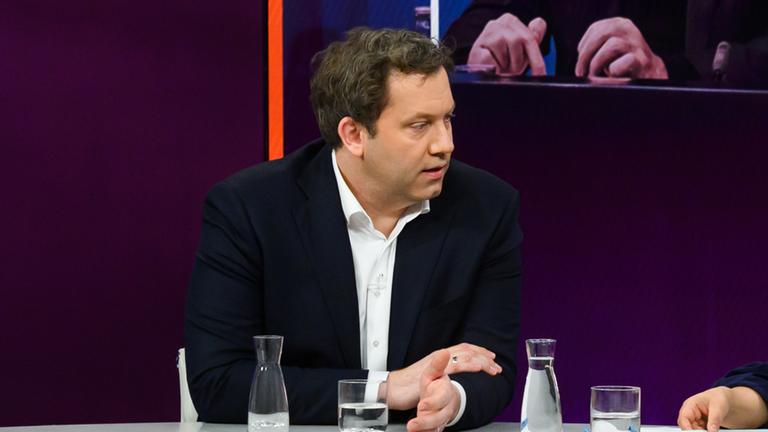 Bundesfinanzminister Lars Klingbei bei "maybrit illner" moderiert von Shakuntala Banerjee 