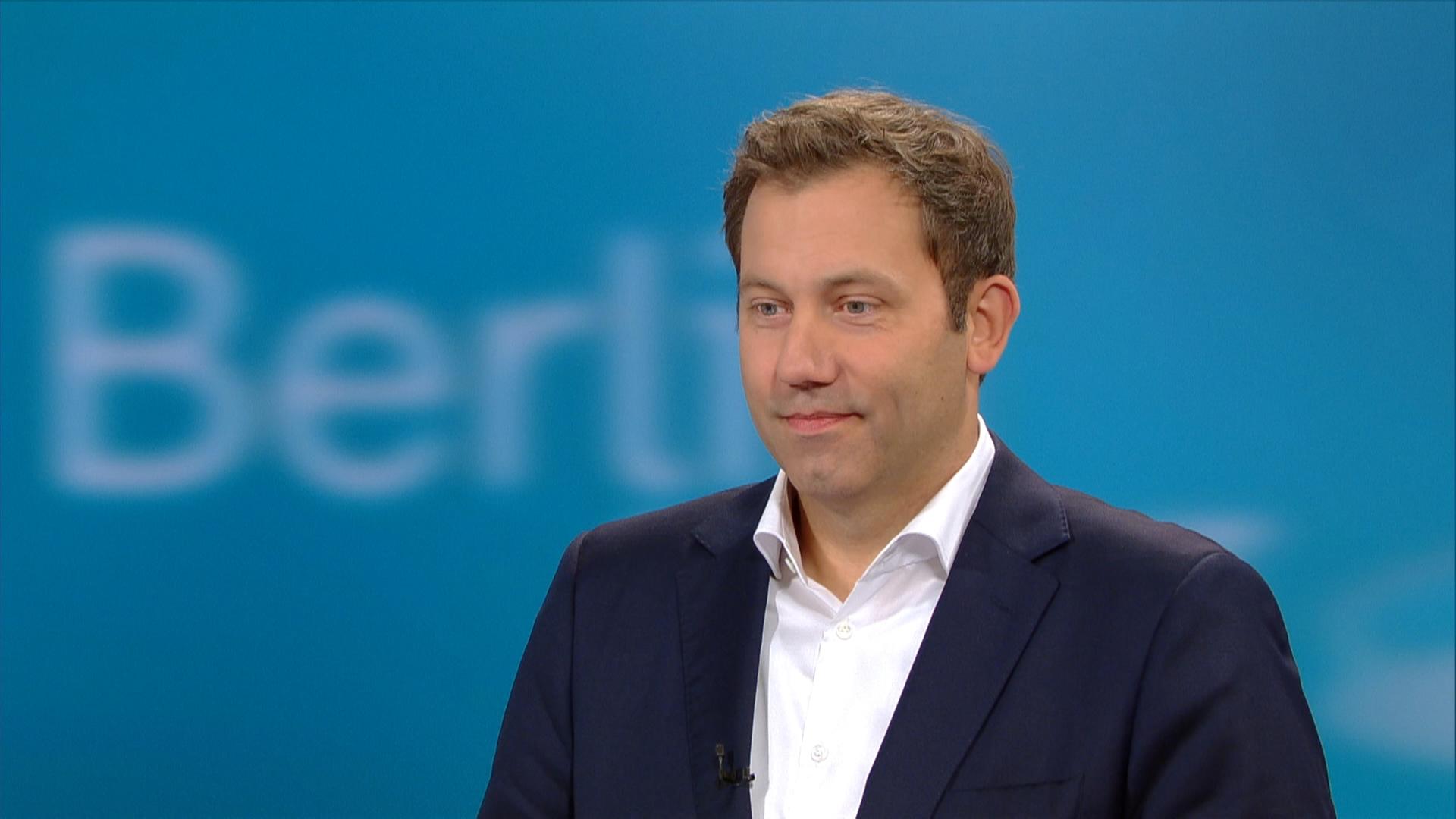 Lars Klingbeil vor blauem Hintergund