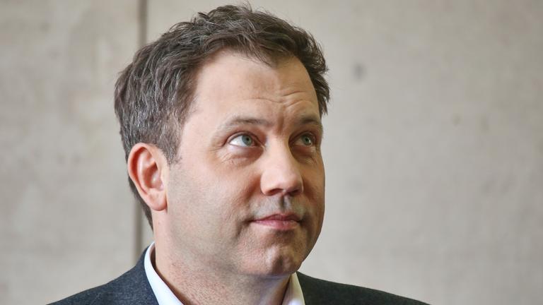 Lars Klingbeil nimmt am Treffen der Hauptverhandlungsgruppe im Willy-Brandt-Haus teil.