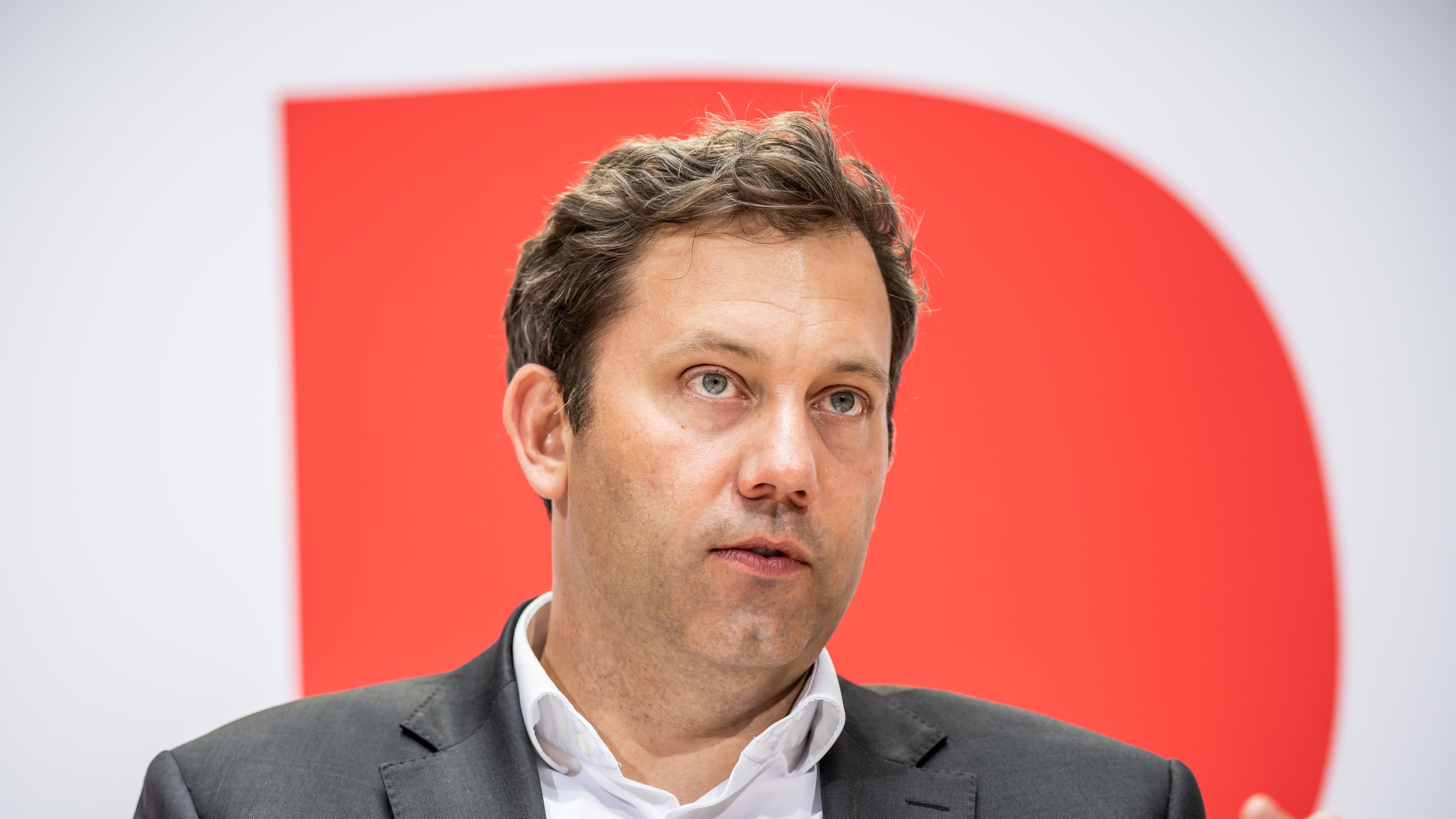Archivbild: Lars Klingbeil spricht bei einer Pressekonferenz am 12.06.2023 im Willy-Brandt-Haus.