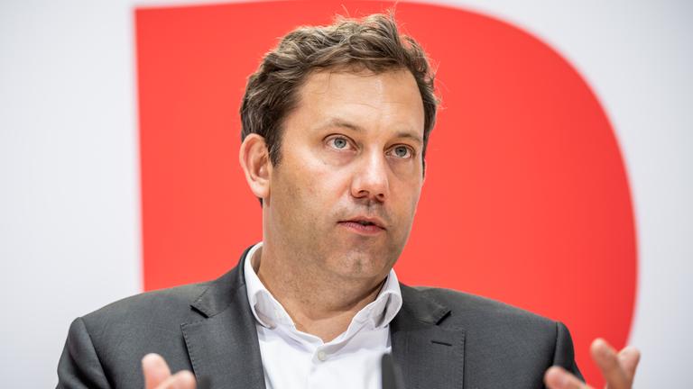 Archivbild: Lars Klingbeil spricht bei einer Pressekonferenz am 12.06.2023 im Willy-Brandt-Haus.