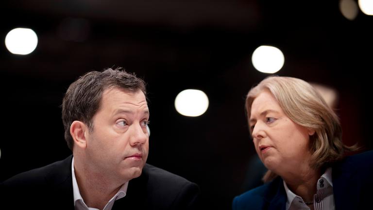 Lars Klingbeil, SPD-Bundesvorsitzender, Bundesminister der Finanzen und Vizekanzler, mit Bärbel Bas, SPD-Bundesvorsitzende und Bundesministerin für Arbeit und Soziales (rechts) auf dem Bundesparteitag der SPD am 29.06.2025 in Berlin.