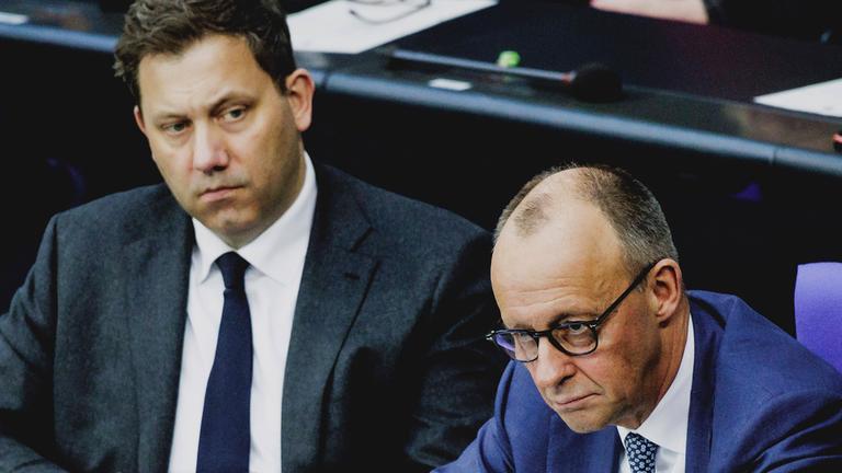 Lars Klingbeil (SPD), Bundesminister der Finanzen und Bundeskanzler Friedrich Merz (r, CDU) nehmen an der Pressekonferenz zu den Ergebnissen des Koalitionsausschusses am 18.03.2026 teil. 