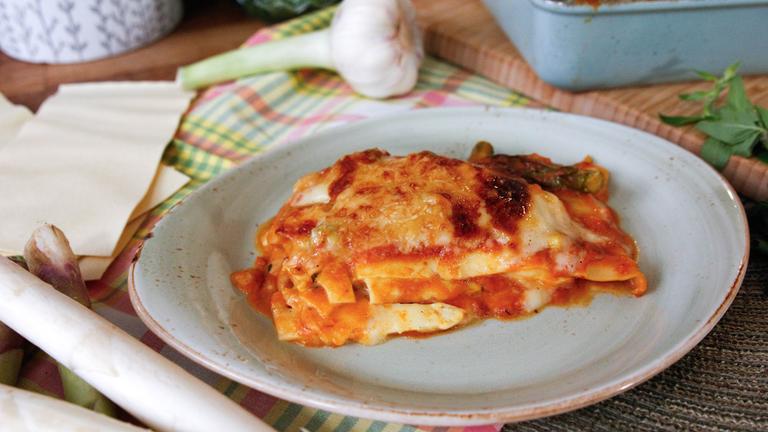 Lasagne mit grünem und weißem Spargel