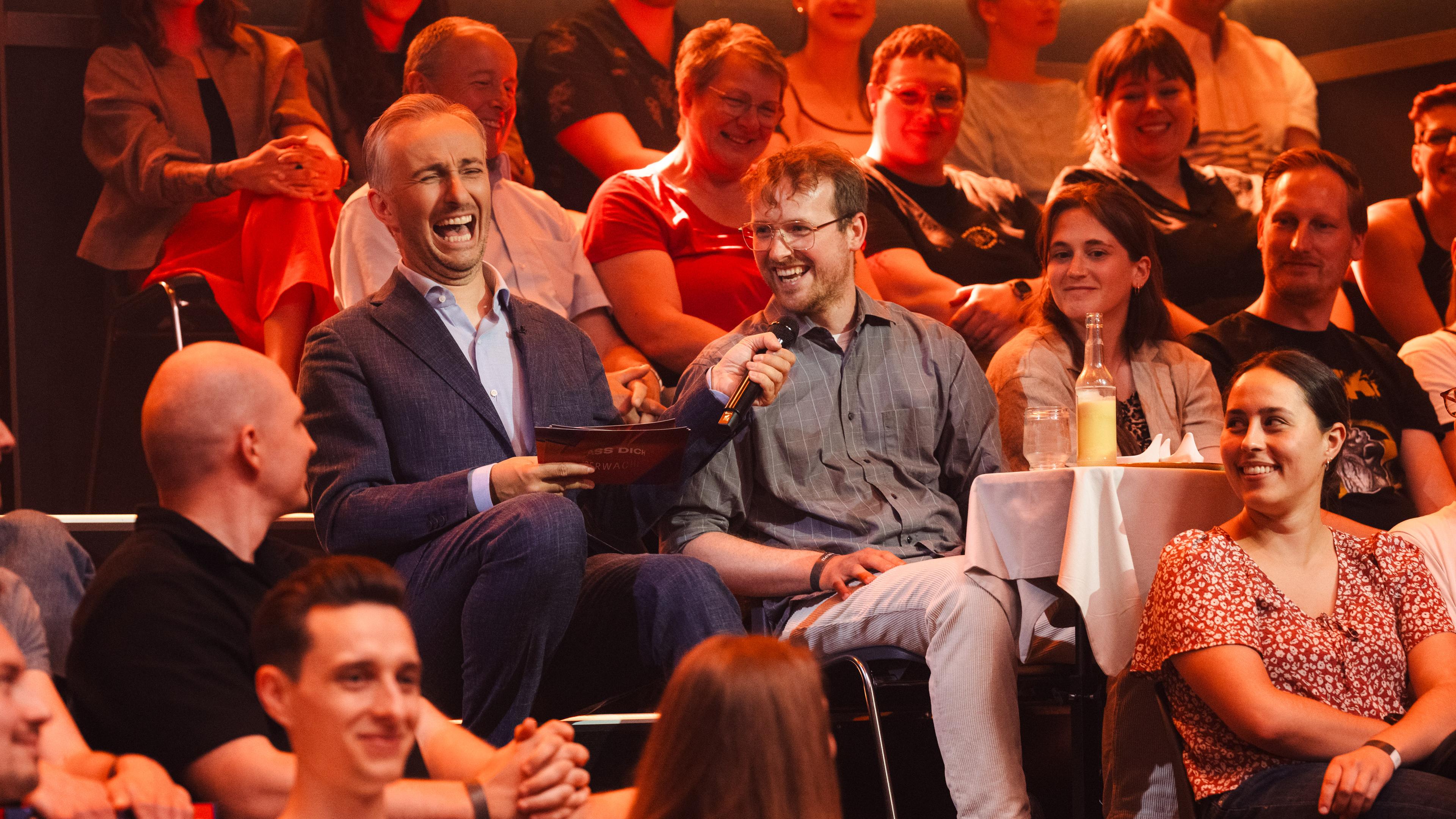 Jan Böhmermann sitzt im Studiopublikum.