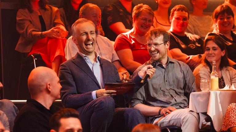 Jan Böhmermann sitzt im Studiopublikum.