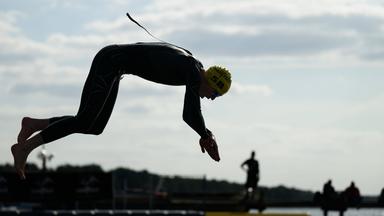 Der deutsche Triathlet Lasse Lührs springt bei den deutschen Meisterschaften ins Steinhuder Meer zum Schwimmen