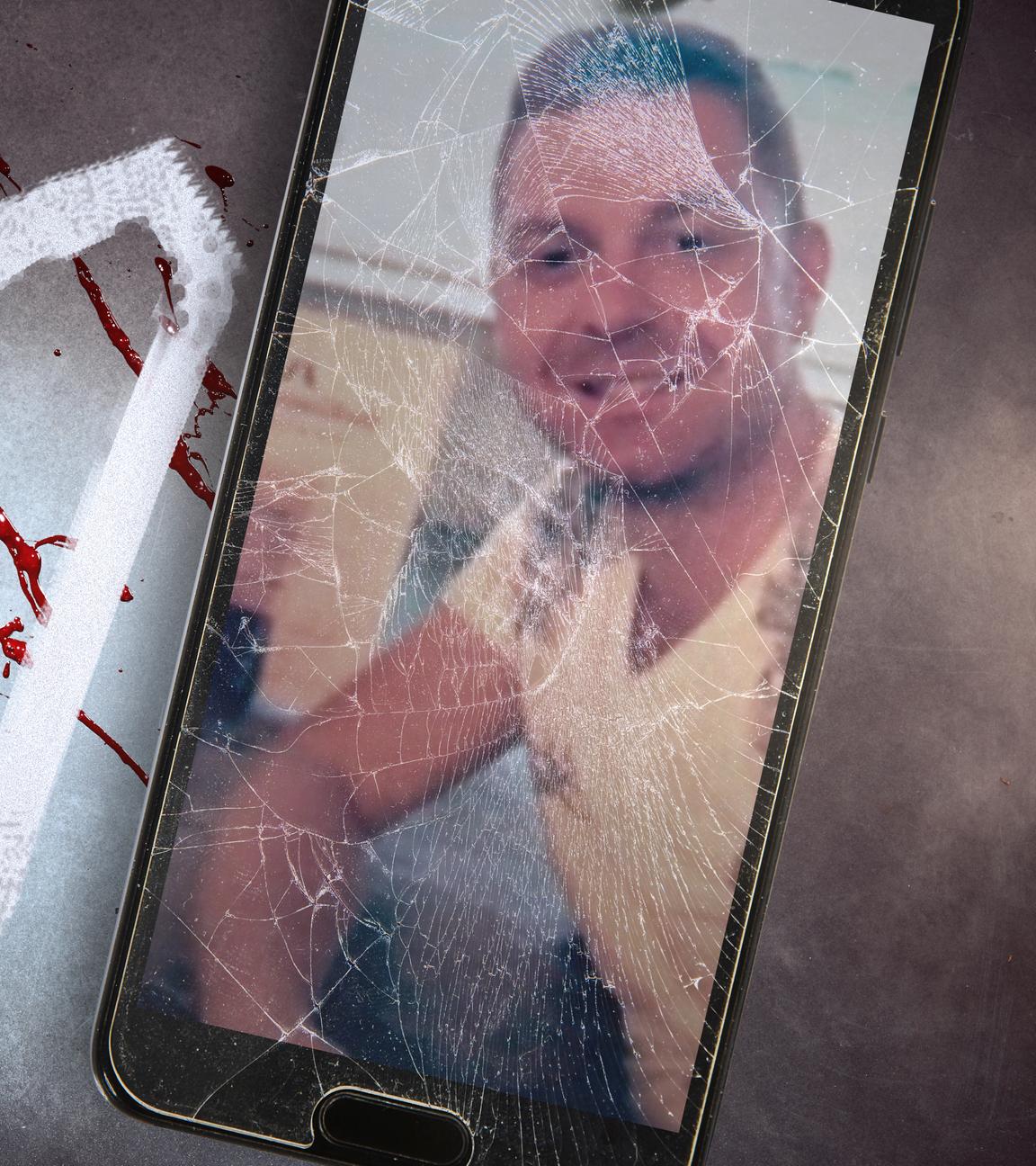 Rechts ein Smartphone mit zerbrochenem Display mit einem Bild des Opfers, links im Hintergrund eine Tatortscene mit Blutspritzern und dem aufgemalten Umriss einer Person