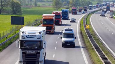 Eine lange Reihe von LKW fährt nahe dem Parkplatz Rosskower Heide auf der Autobahn A24 in Richtung Norden am 17.04.2024 in Brandenburg.
