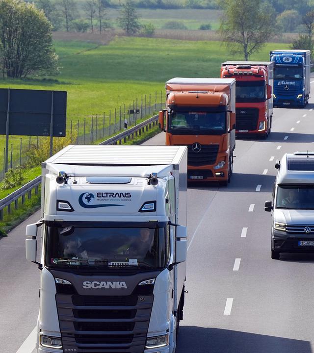 Eine lange Reihe von LKW fährt nahe dem Parkplatz Rosskower Heide auf der Autobahn A24 in Richtung Norden am 17.04.2024 in Brandenburg.