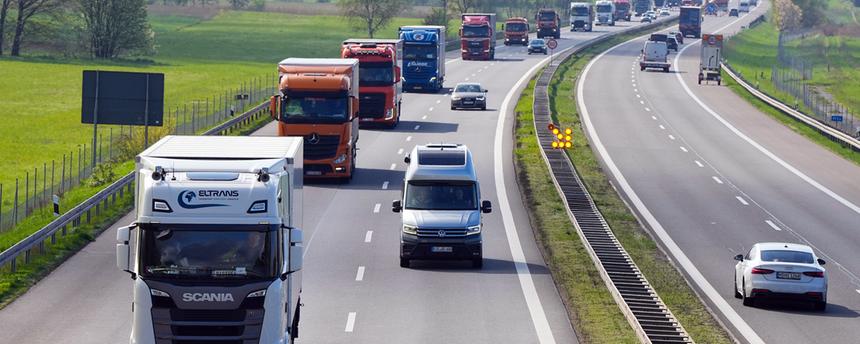 Eine lange Reihe von LKW fährt nahe dem Parkplatz Rosskower Heide auf der Autobahn A24 in Richtung Norden am 17.04.2024 in Brandenburg.