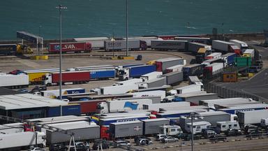 Großbritannien, Dover: Lastwagen verlassen die Fähren im Hafen. Archivbild