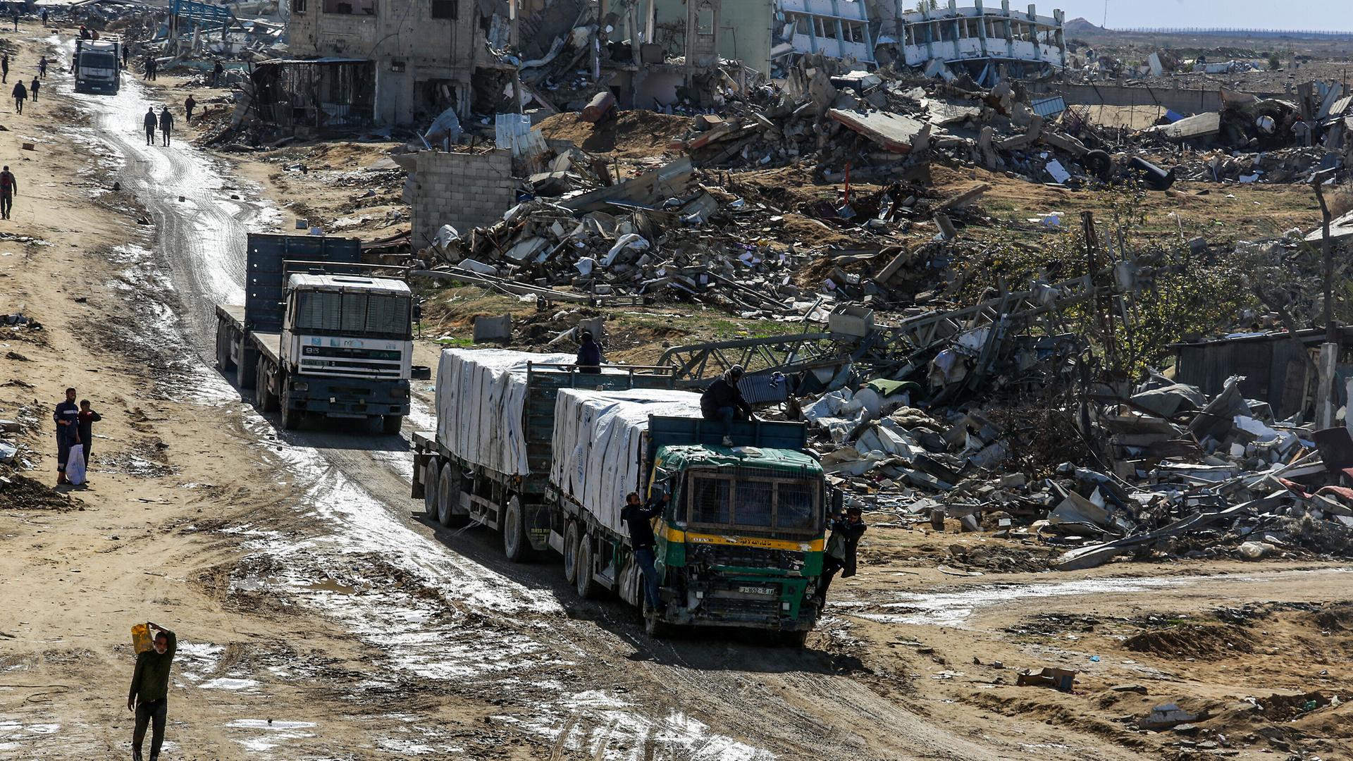 Nach dem Waffenstillstand fahren weiterhin Lastwagen mit humanitärer Hilfe in den Gazastreifen