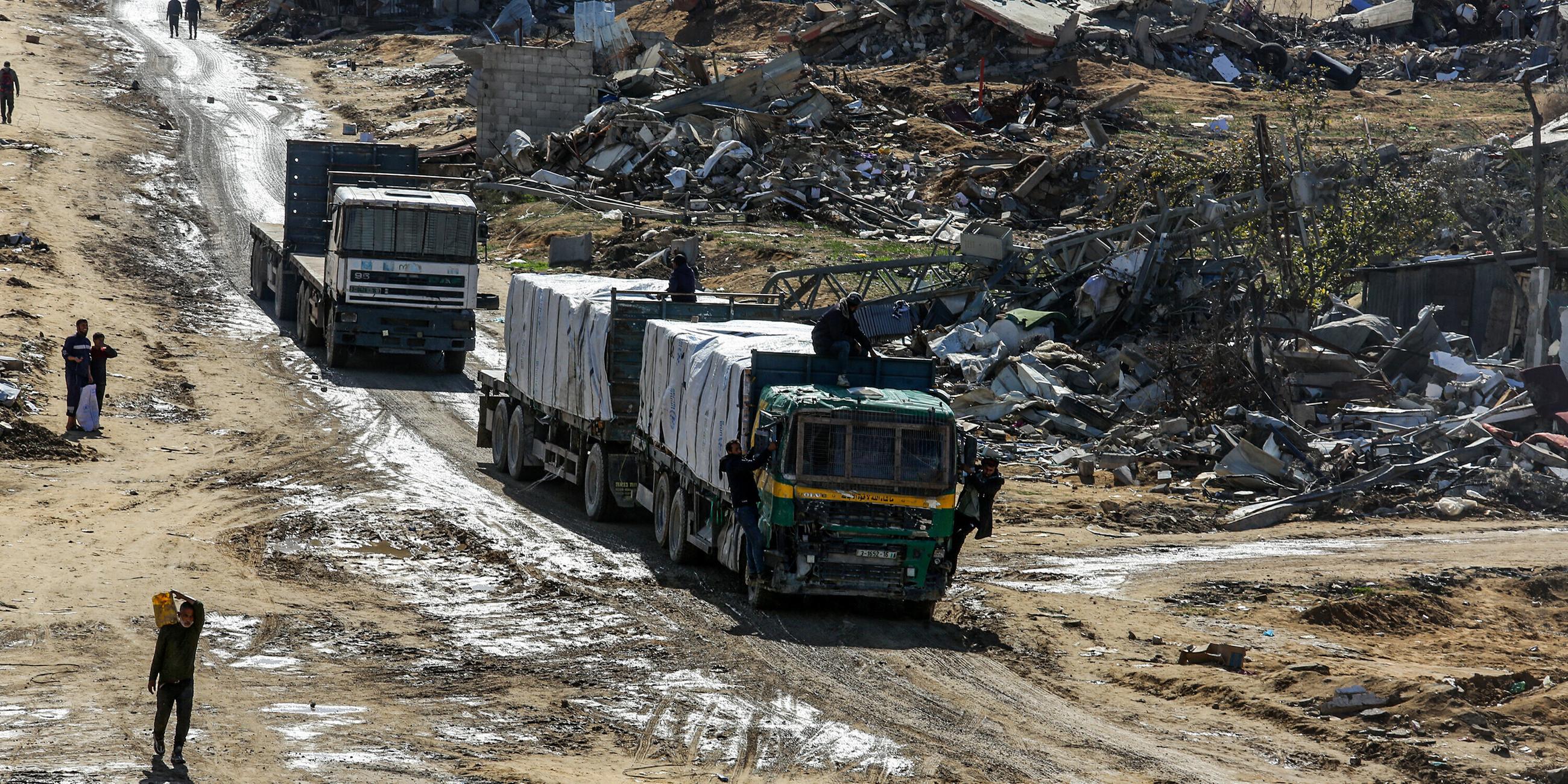 Nach dem Waffenstillstand fahren weiterhin Lastwagen mit humanitärer Hilfe in den Gazastreifen