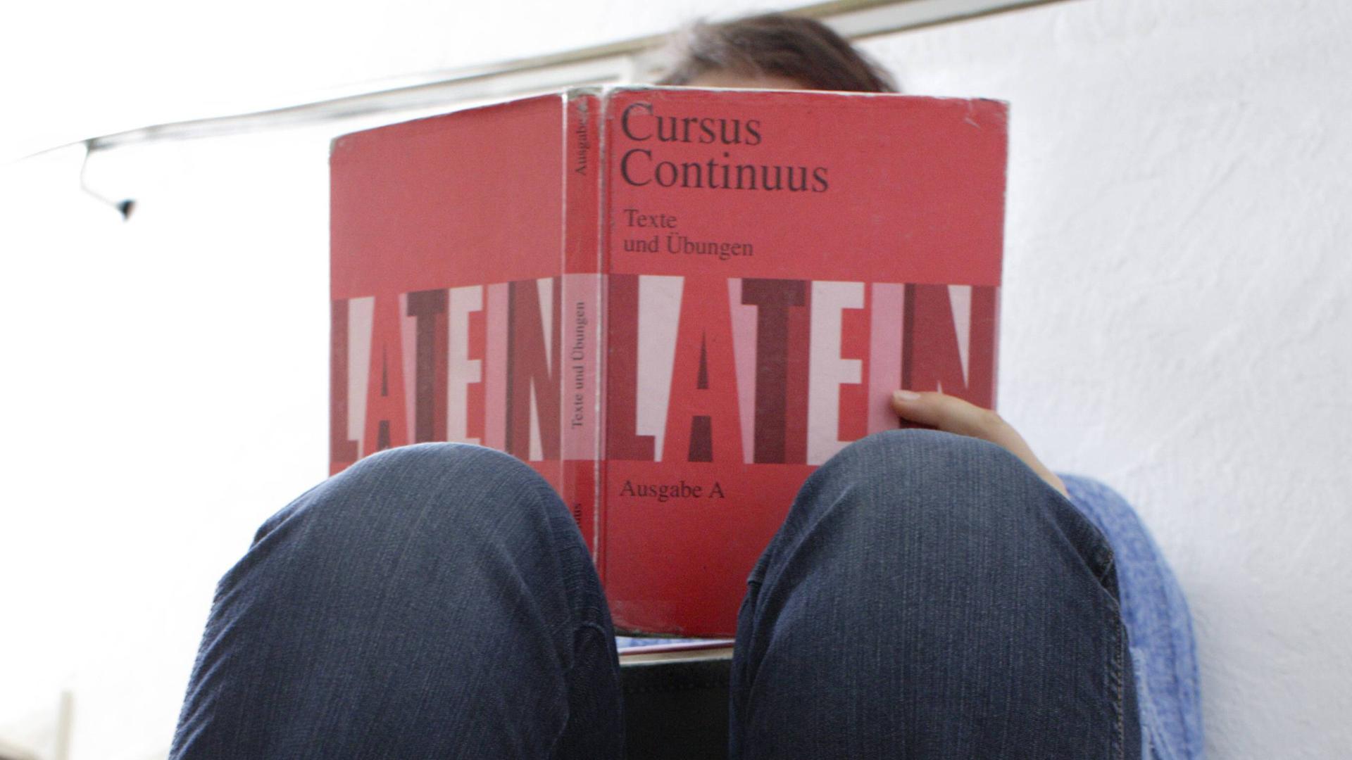 Lernende mit Buch auf einer Treppe