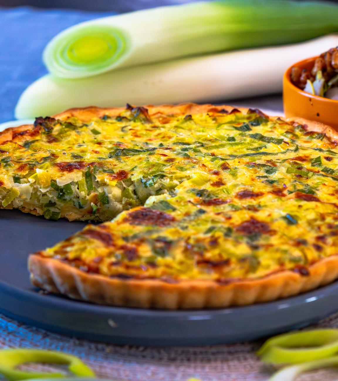 Lauch-Quiche mit Bergkäse und Walnuss-Thymian-Crunch