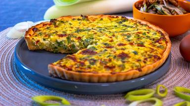 Lauch-Quiche mit Bergkäse und Walnuss-Thymian-Crunch