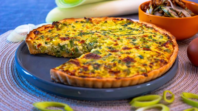 Lauch-Quiche mit Bergkäse und Walnuss-Thymian-Crunch